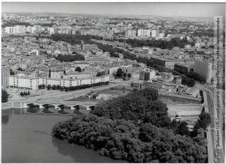 1 vue - Toulouse : la Garonne, pont de Halage-de-Tounis, pont Saint-Michel, allées Jules-Guesde / Jean Quéguiner photogr. - Juillet 1976. - Photographie (ouvre la visionneuse)