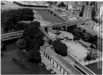 1 vue - Toulouse : île du Ramier (usine hydro-électrique), pont Saint-Michel, pont de Halage-de-Tounis, allées Jules-Guesde / Jean Quéguiner photogr. - Juillet 1976. - Photographie (ouvre la visionneuse)