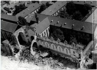 2 vues  - Toulouse : quartier Saint-Michel : monastère Notre-Dame de Charité du Refuge en cours de démolition / Jean Quéguiner photogr. - Juillet 1976. - 2 photographies (ouvre la visionneuse)