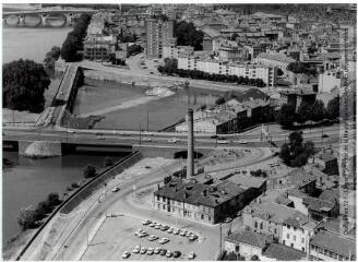 1 vue - Toulouse : pont Saint-Michel, pont de Halage-de-Tounis, la chaussée, le bassin / Jean Quéguiner photogr. - Juillet 1976. - Photographie (ouvre la visionneuse)