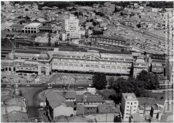 2 vues - Toulouse : quartier du Faubourg-Bonnefoy et gare Matabiau / Jean Quéguiner photogr. - Juillet 1976. - 2 photographies (ouvre la visionneuse)