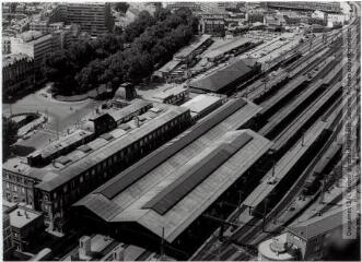 1 vue - Toulouse : gare Matabiau, vue du côté des quais et des voies ferrées / Jean Quéguiner photogr. - Juillet 1976. - Photographie (ouvre la visionneuse)