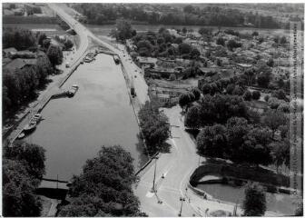 1 vue - Toulouse : bassin de l\'Embouchure du canal du Midi / Jean Quéguiner photogr. - Juillet 1976. - Photographie (ouvre la visionneuse)