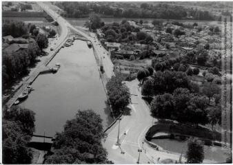 1 vue - Toulouse : la Garonne en aval du pont des Catalans et rive gauche (quartier de la Patte-d\'oie) / Jean Quéguiner photogr. - Juillet 1976. - Photographie (ouvre la visionneuse)