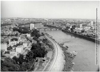 1 vue - Toulouse : la Garonne en aval du pont des Catalans et rive droite (quartier des Amidonniers) / Jean Quéguiner photogr. - Juillet 1976. - Photographie (ouvre la visionneuse)