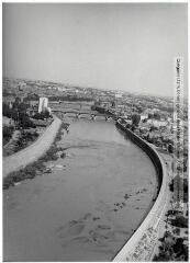2 vues - Toulouse : la Garonne en aval du pont des Catalans et les deux rives (quartiers des Amidonniers et de la Patte-d\'oie) / Jean Quéguiner photogr. - Juillet 1976. - 2 photographies (ouvre la visionneuse)
