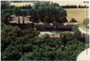 1 vue - Auzielle : le château (façade ouest) et les communs / Jean Quéguiner photogr. - Juillet 1976. - Photographie (ouvre la visionneuse)