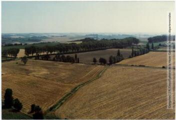 1 vue Auzielle : route départementale 2 et hameau de Montret / Jean Quéguiner photogr. - Juillet 1976. - Photographie