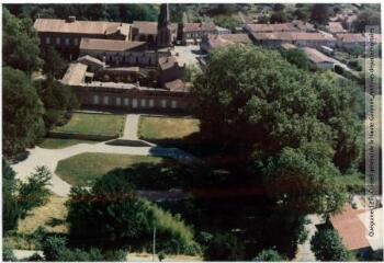 2 vues - Fourquevaux : parc du château de Fourquevaux (côté nord) : orangerie et église Saint-Germier / Jean Quéguiner photogr. - Juillet 1976. - 2 photographies (ouvre la visionneuse)