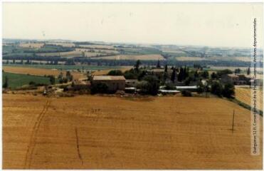 1 vue - Avignonet-Lauragais : hameau et église de Saint-Brice / Jean Quéguiner photogr. - Juillet 1976. - Photographie (ouvre la visionneuse)