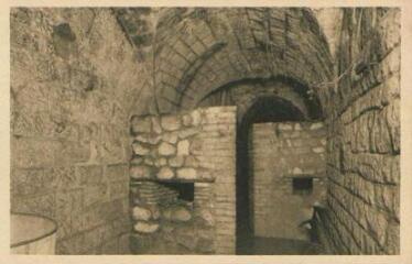 7 vues - [Fort de Douaumont : vues des murs en chicane dans une galerie, d\'une tour à éclipse pour canon de 155 mm et d\'une tranchée de baïonnettes]. - [s.l] : [s.n], [entre 1914 et 1918]. - Carte postale (ouvre la visionneuse)