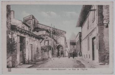 2 vues - Montgeard (Haute-Garonne) : rue de l\'église. - Toulouse : éditions \'Pyrénées-Océan\'-Labouche frères, marque LF, [entre 1930 et 1950]. - Carte postale (ouvre la visionneuse)