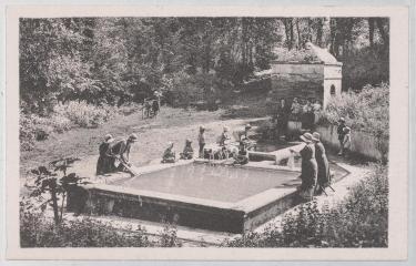 2 vues - Poucharramet (Hte-Gne) : fontaine St-Jean (par jour 576 hectos, d\'une eau excellente au goût et à l\'analyse. - [s.l] : [s.n], [entre 1910 et 1940]. - Carte postale (ouvre la visionneuse)