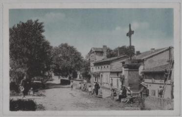 2 vues - Poucharramet (Hte-Garonne) : chemin de ronde et ancienne route de Muret. - [s.l] : [s.n], [entre 1910 et 1940]. - Carte postale (ouvre la visionneuse)