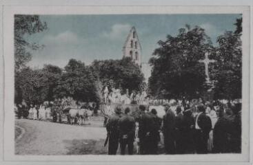 2 vues - Poucharramet (Hte-Garonne) : place de l\'église : cortège historique. - [s.l] : [s.n], [entre 1910 et 1940]. - Carte postale (ouvre la visionneuse)