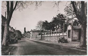 2 vues - Villefranche-de-Lauragais (Haute Garonne) : entrée de la ville. - Villefranche-de-Lauragais : Photo Andrieu, [entre 1910 et 1940]. - Carte postale (ouvre la visionneuse)