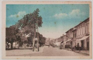 2 vues - Rieumes (Hte-Gne) : la grand\'rue. - [s.l] : éditions Sansas, [entre 1910 et 1940]. - Carte postale (ouvre la visionneuse)