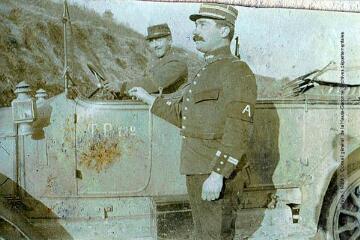 2 vues  - Lieutenant Soucadauch commandant de la 122 TP (14). La bagnole (15). - 1915. - Photographie (ouvre la visionneuse)