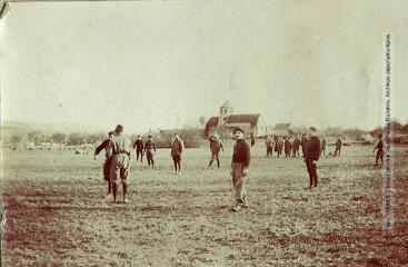 2 vues - La 122 TP s\'entraînant au football à Saint-Gilles (28). Lieutenant Soucadauch et sa voiture (29). - 1915. - Photographie (ouvre la visionneuse)