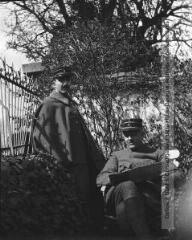 1 vue - A Mareuil dans le jardin. - [entre 1915 et 1916]. - Photographie (ouvre la visionneuse)