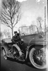1 vue  - Ma voiture Panhard (15 HP sans soupape). - [entre 1915 et 1916]. - Photographie (ouvre la visionneuse)