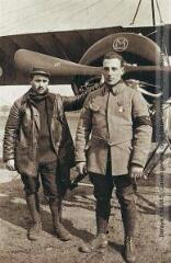 2 vues - Navarre [à droite] et son mécano (escadrille Morane Saulnier) (121). L\'avion de Navarre (122). - 1916. - Photographie (ouvre la visionneuse)