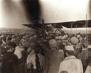 1 vue  - Aviatik descendu à Gueux. - [entre 1915 et 1916]. - Photographie (ouvre la visionneuse)