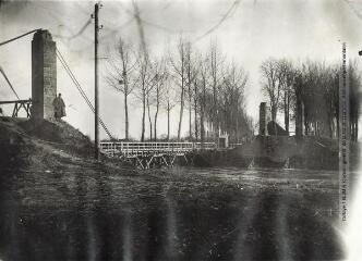 1 vue - Le pont de Mareuil sauté par les Allemands. - [entre 1915 et 1916]. - Photographie (ouvre la visionneuse)