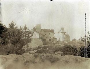 1 vue  - La Merdouillerie dite l\'usine du [Linquet ou Linguet]. - [entre 1915 et 1916]. - Photographie (ouvre la visionneuse)