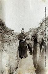 1 vue - Le père Jean aumonier du 1er corps, chevalier de la Légion d\'honneur. - [entre 1915 et 1916]. Photographie (ouvre la visionneuse)