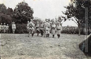8 vues - Remise des premières croix de guerre au 347ème d\'infanterie. - 1915. - Photographie (ouvre la visionneuse)