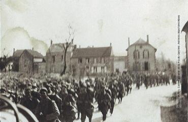 1 vue  - Un régiment. - 1915. - Photographie (ouvre la visionneuse)
