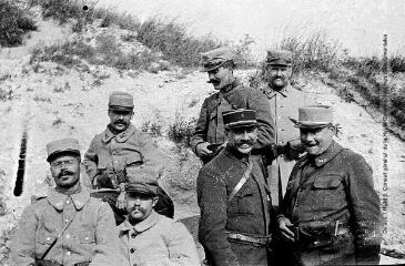 2 vues  - La liaison du 6ème bataillon du 347. - [entre 1915 et 1916]. - Photographie (ouvre la visionneuse)