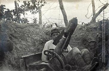 1 vue - Torpille et son canon. - [entre 1915 et 1916]. - Photographie (ouvre la visionneuse)