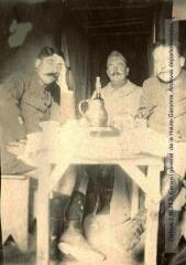 1 vue - [De gauche à droite] : Chambriard, [Forgenal de Bosquemont], moi au PC de La Faux. - 1915. - Photographie (ouvre la visionneuse)