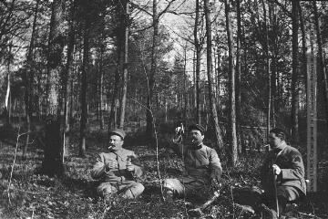 2 vues  - En reconnaissance dans la forêt d\'Argonne afin de construire la 2ème ligne : [de gauche à droite : ] ?, Junot, Camus (471-472). - [entre 1916 et 1917]. - Photographie (ouvre la visionneuse)