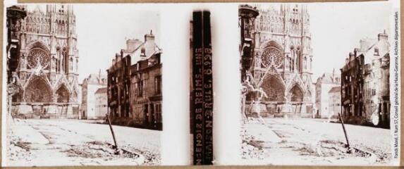 2 vues  - Incendie de Reims : une maison brûlée. 8998. - [entre 1914 et 1918]. - Photographie (ouvre la visionneuse)