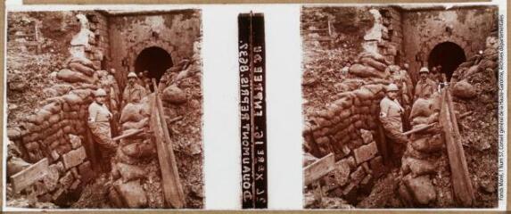 2 vues - Entrée du fort de Douaumont repris. 8637. - 24 octobre 1916. - Photographie (ouvre la visionneuse)