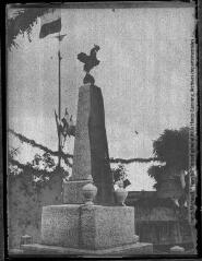 1 vue [Vue d'un monument aux morts représenté par un coq aux ailes déployées et perché sur une sphère], [entre 1900 et 1950]. - Photographie