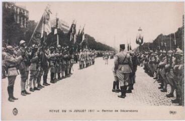 1 vue - Revue du 14 juillet 1917 : remise de décorations. - Paris : Ernest Le Deley, marque ELD, [entre 1914 et 1918]. - Carte postale (ouvre la visionneuse)