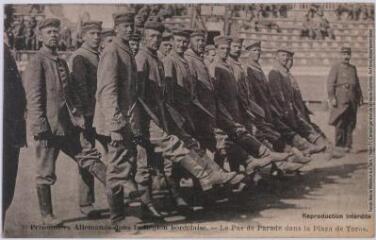 1 vue  - 10. Prisonniers allemands dans la région bordelaise : le pas de parade dans la plaza de toros. - [s.l] : [s.n], [entre 1914 et 1918]. - Carte postale (ouvre la visionneuse)