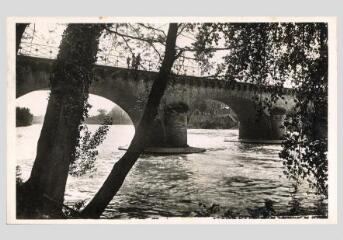 1 vue - Auterive (Hte Garonne) : pont sur l\'Ariège. - Auterive: édition Gaussens, librairie, [années 1940]. - Carte postale (ouvre la visionneuse)