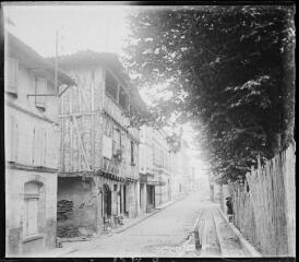 1 vue - [Muret : rue avec une maison à colombages]. - [1925 ?]. - Photographie (ouvre la visionneuse)