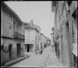 1 vue  - [Muret : rue pavée du centre-ville]. - [1925 ?]. - Photographie (ouvre la visionneuse)