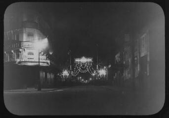 1 vue - Toulouse : fêtes franco-espagnoles de juin 1907 : la rue d\'Alsace Lorraine [i.e. Bayard] décorée d\'un portique lumineux. - juin 1907. - Photographie (ouvre la visionneuse)