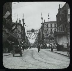 1 vue  - Toulouse : fêtes franco-espagnoles de juin 1907 : la rue d\'Alsace Lorraine décorée d\'un portique lumineux. - juin 1907. - Photographie (ouvre la visionneuse)