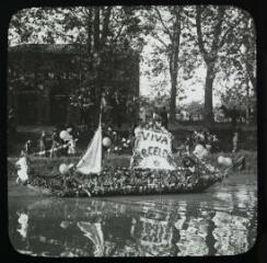 1 vue - Toulouse : fêtes franco-espagnoles de juin 1907 : concours de bateaux fleuris sur le canal de Brienne. - juin 1907. - Photographie (ouvre la visionneuse)
