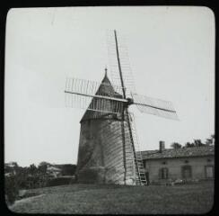 1 vue - Fontvieille (environs d\'Arles, Bouches-du-Rhône) : moulin d\'Alphonse Daudet (nommé aussi moulin Ribet ou Saint-Pierre). - [1913 ?]. - Photographie (ouvre la visionneuse)