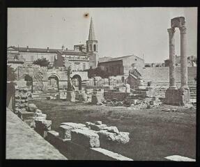 1 vue - Arles (Bouches-du-Rhône) : théâtre antique. - 1913. - Photographie (ouvre la visionneuse)