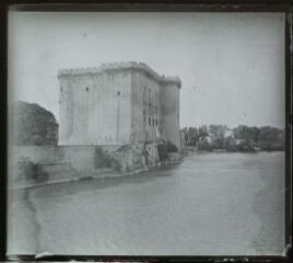 1 vue - [Château au bord de l\'Aude ?]. - [1910 ?]. - Photographie (ouvre la visionneuse)